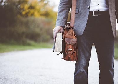 According to different leathers of business leather bags to do different maintenance The following is an analysis of business leather